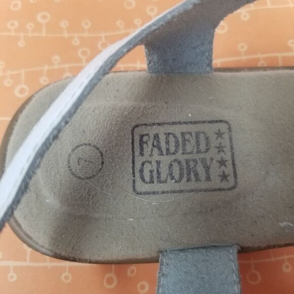 Faded Glory White Leather Look Strappy Sandal. - Picture 10 of 10